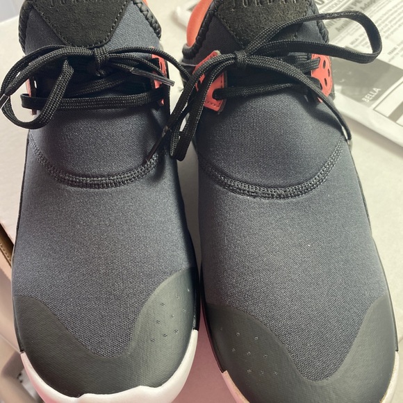 Black&Pink Jordan's - Picture 2 of 4